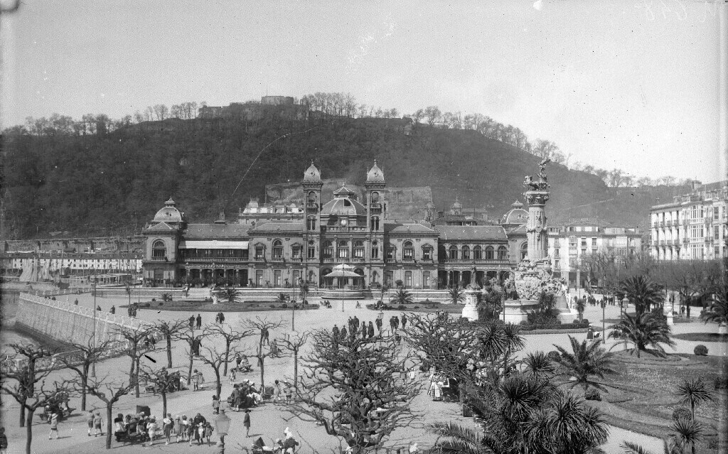 San Sebastián - antiguo Casino con el monumento del Centenario en los jardines de Alderdi-Eder