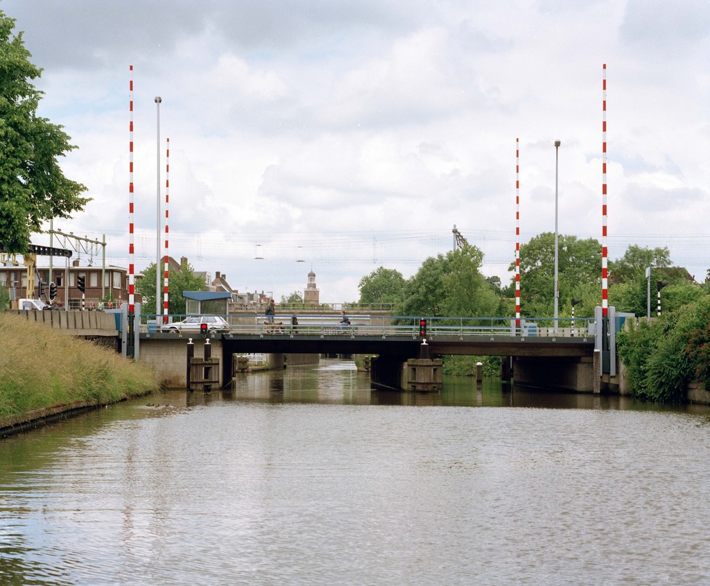 Gezicht op de Vondelbrug over de Vaartsche Rijn