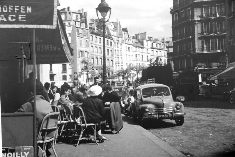 Terrasse de café, rue du Four avec, au fond, le boulevard Saint-Germain