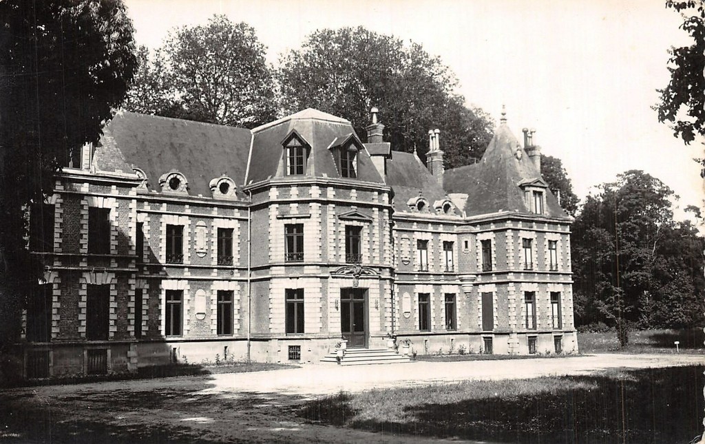 Montières-les-Amiens. Le Château. Façade principale