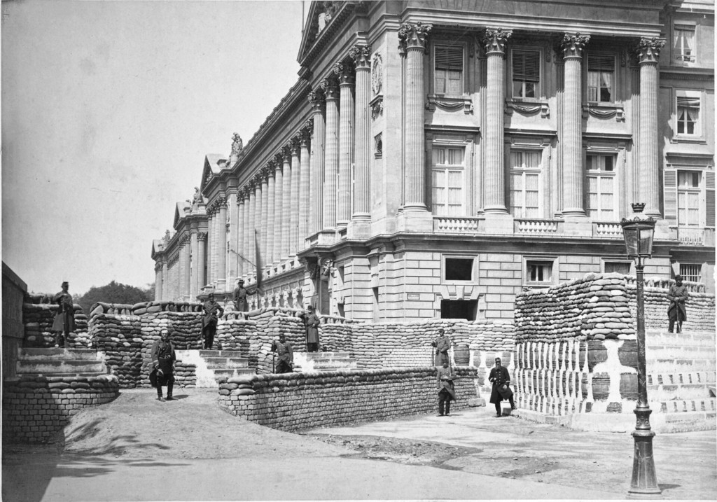 Barricades pres de Ministere de la Marine et l'the Hôtel Crillon
