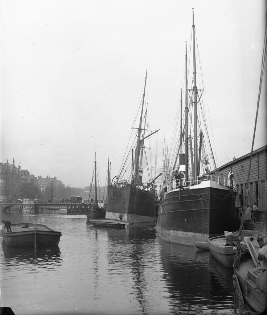 Nieuwevaart, gezien in oostelijke richting naar Kattenburgerbrug. Links.Prins Hendrikkade