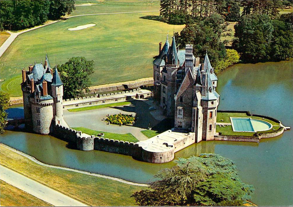 Le chateau de la Brétesche et son plan d'eau