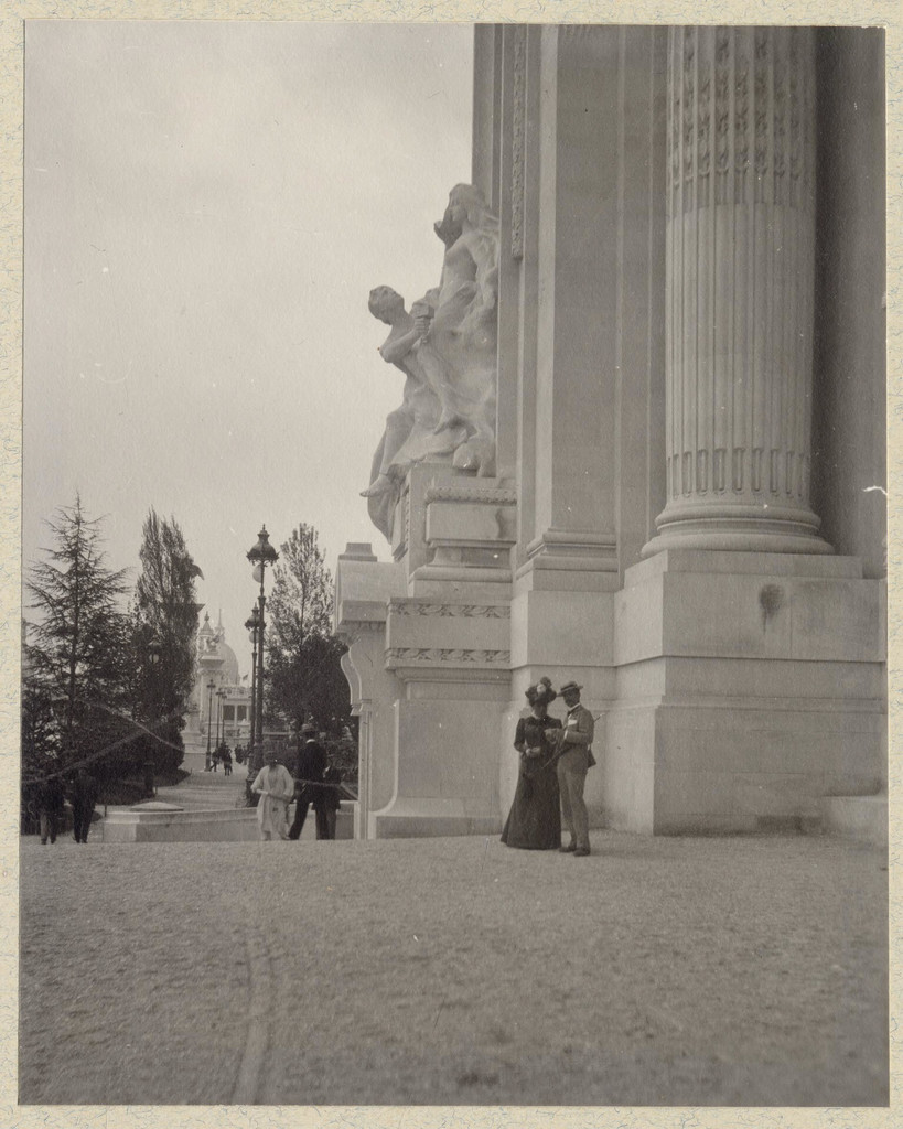 Exposition Universelle de 1900: couple devant le Grand Palais