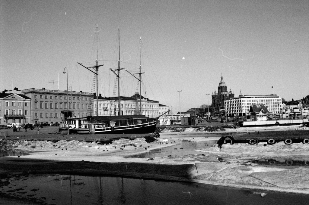Kauppatorin satama ja Uspenskinin katedraali