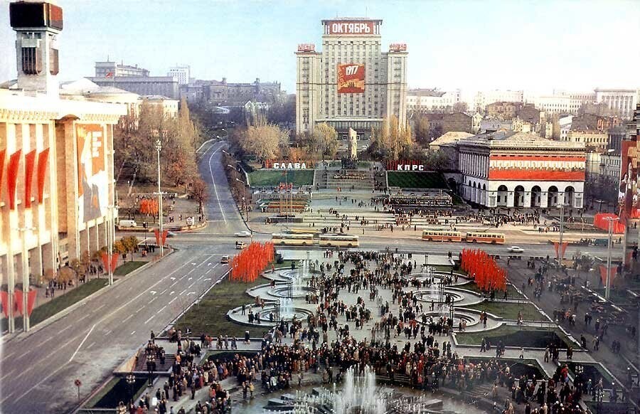 Площа Жовтневої революції
