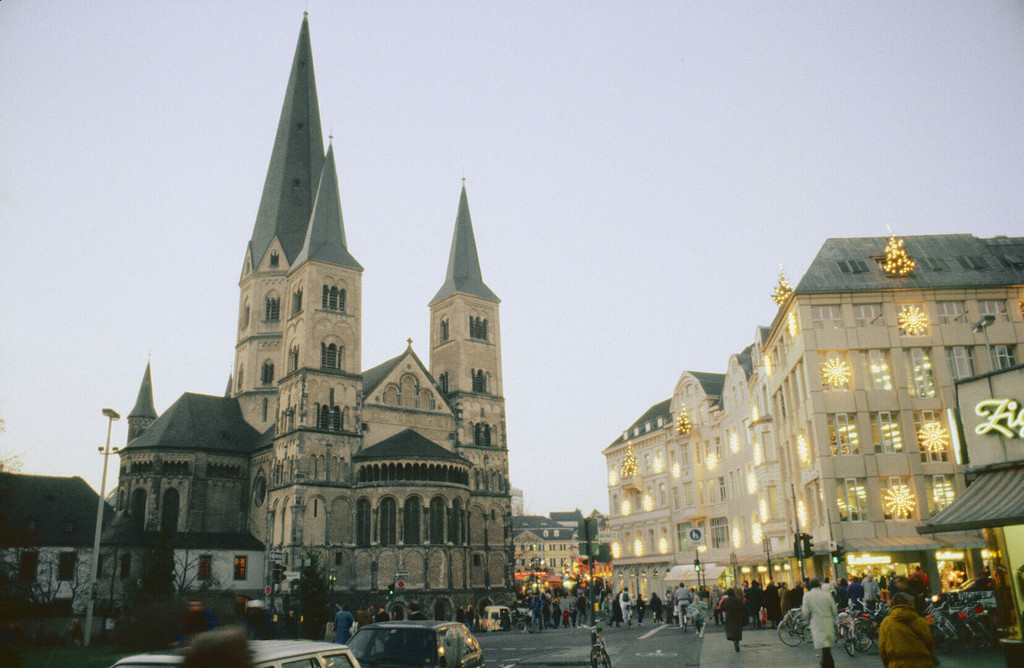 Münsterplatz mit Münsterbasilika