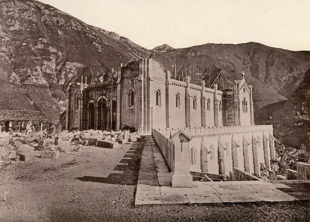 La basilica di Covadonga en construccion