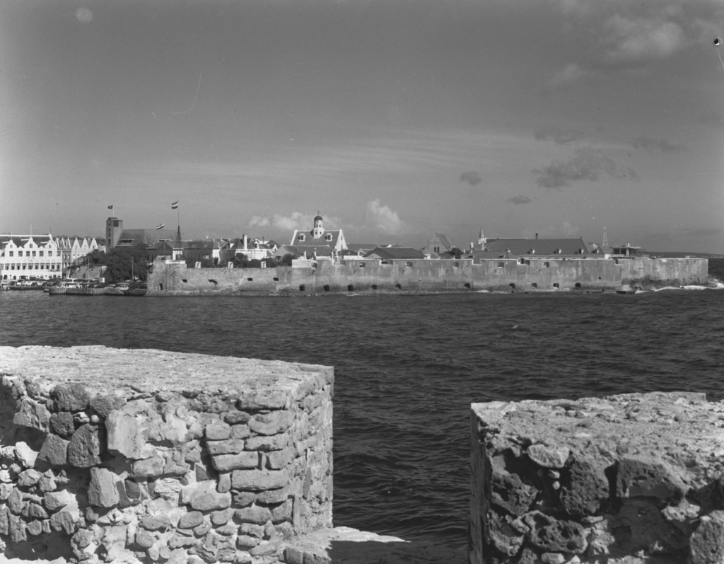 Willemstad. Punda, Waterfort gezien vanaf Rif fort