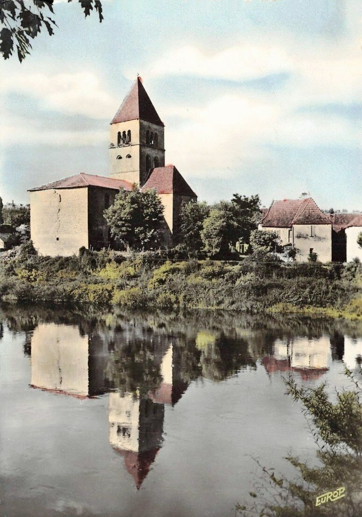 Saint-Léon-sur-Vézère. Eglise de style roman sur les bords de la Vézère