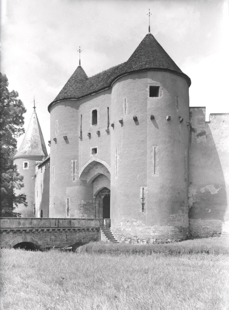 Château d'Ainay-le-Vieil : ancien pont-levis