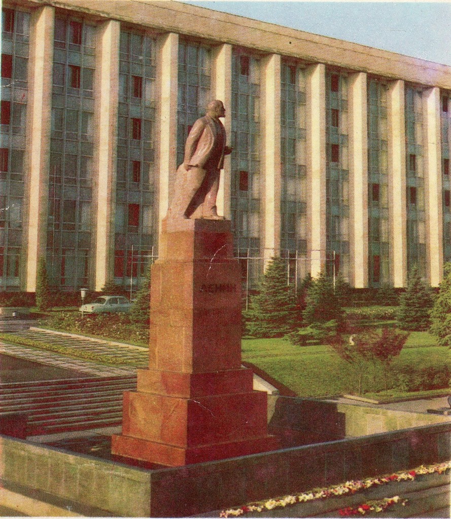 VI monument Lenin