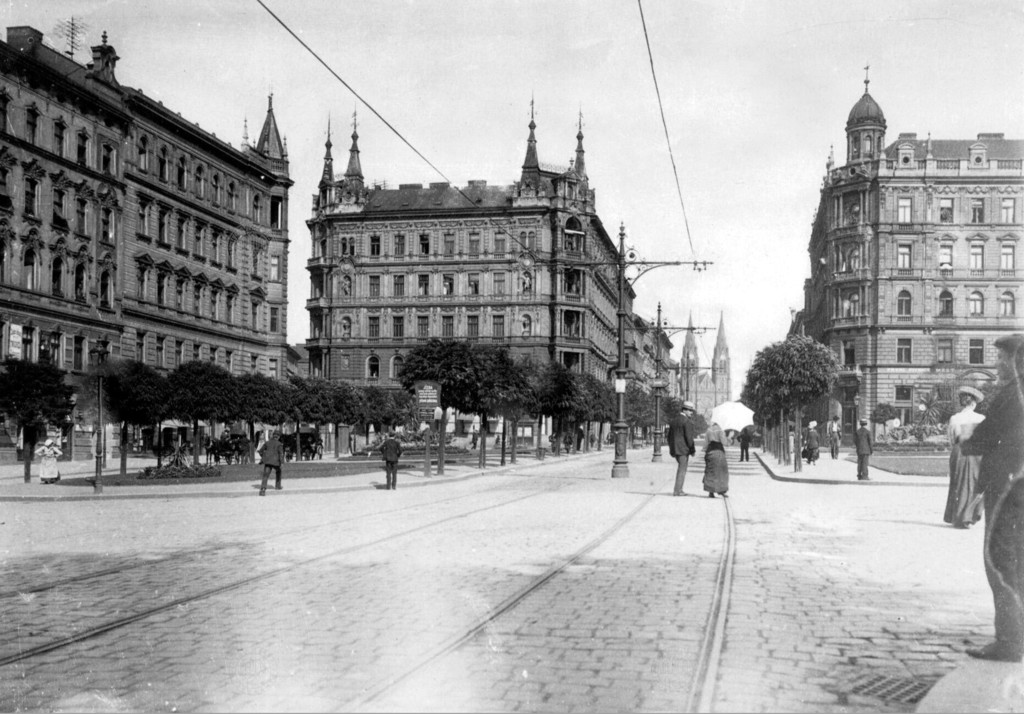 Pohled na severovýchodní část dnešního náměstí I. P. Pavlova (Komenského)