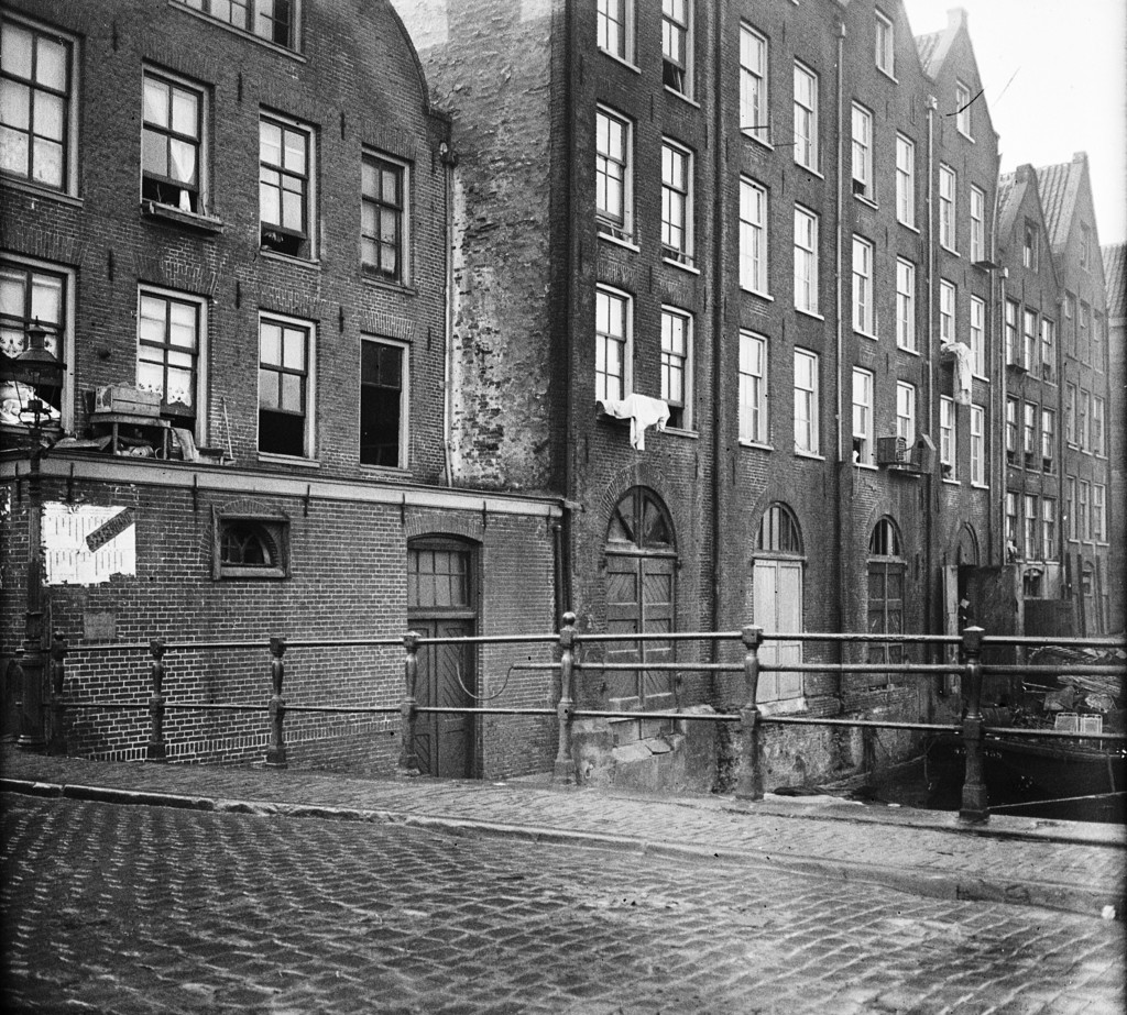 Achterzijde Joden Houttuinen gezien vanuit de Nieuwe Uilenburgerstraat