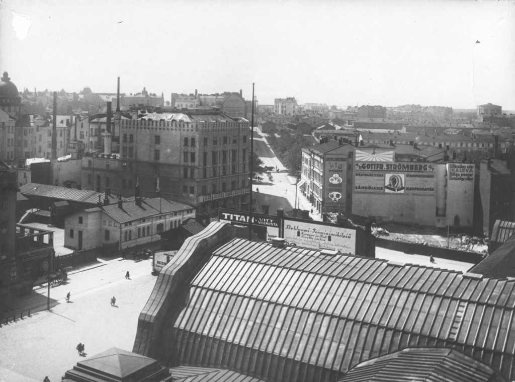 Kluuvia rautatieaseman katolta nähtynä. Asema-aukio, Kaivokatu 11 ja 10-12. Taustalla Simonkatu