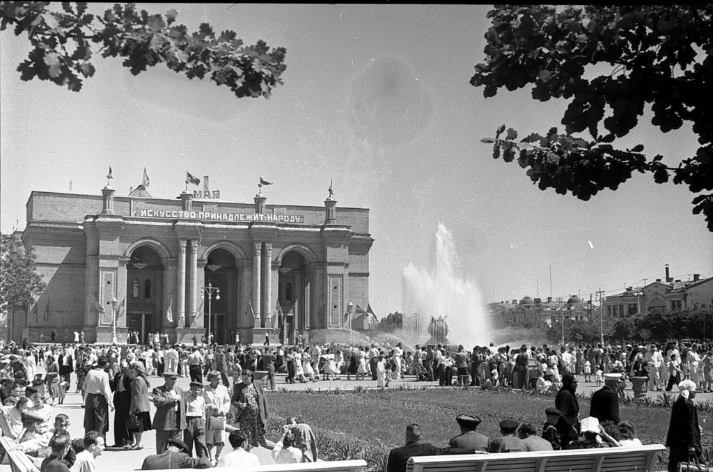Театральная площадь 1 мая 1954 г