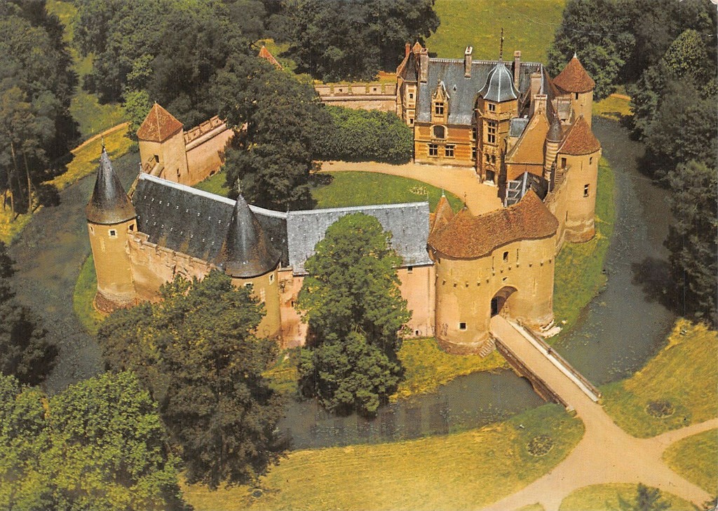 Ainay-le-Vieil. Le Château