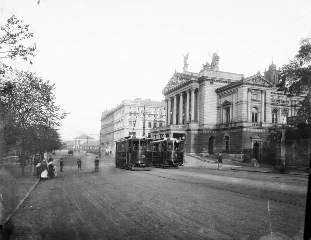 Pohled do Sadové ulice (dnes Wilsonova) s tramvajemi (5, 13)