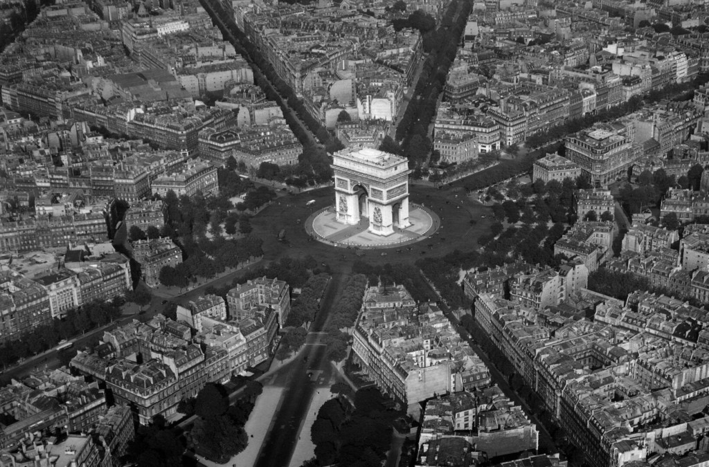 Vue aérienne de Paris: la place de l'Etoile et l'arc de triomphe de l'Etoile