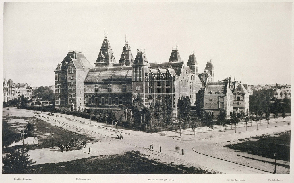 Rijksmuseum, gezien vanaf de achterzijde van een pand in de P.C. Hooftstraat