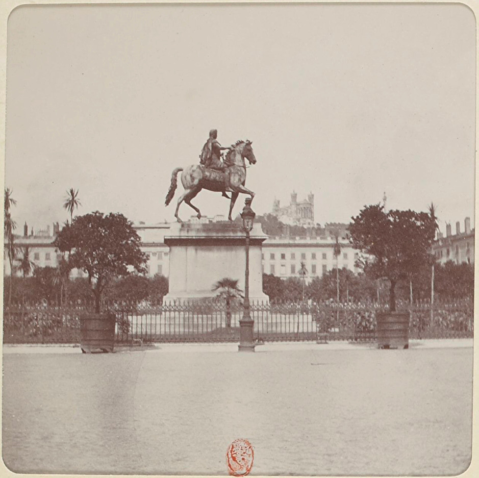 Statue équestre de Louis XIV sur la place Bellecour et de Notre dame de Fourvière en arrière-plan