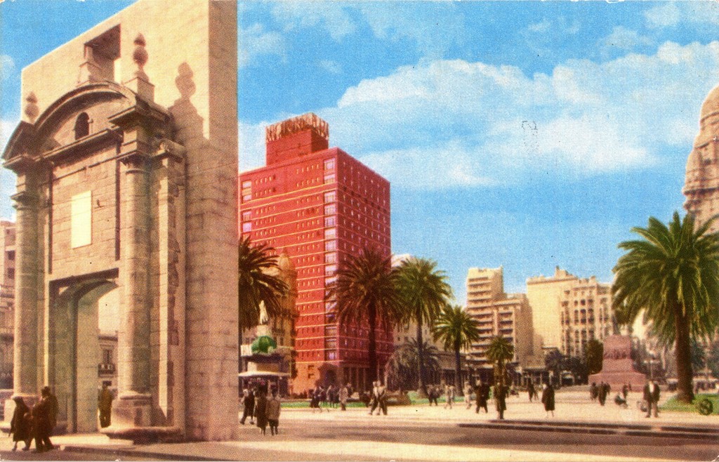 Montevideo. Puerta de la Ciudadela Plaza Independencia