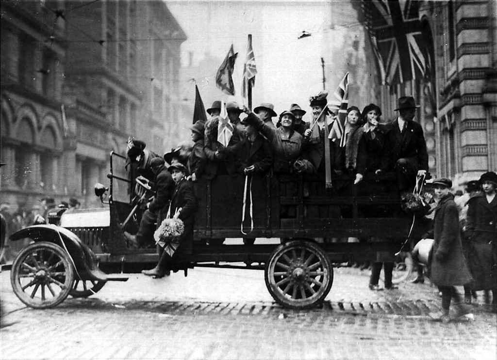 Toronto. Armistice Day Celebrations in 1918
