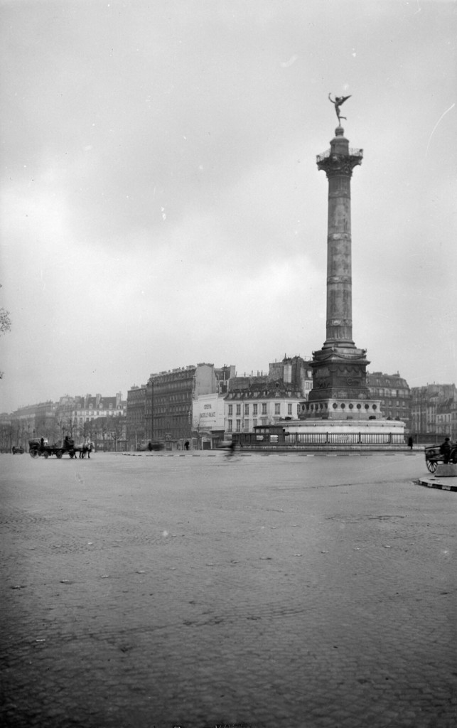 Place de la Bastille. La colonne de Juillet depuis l'avenue Henri IV