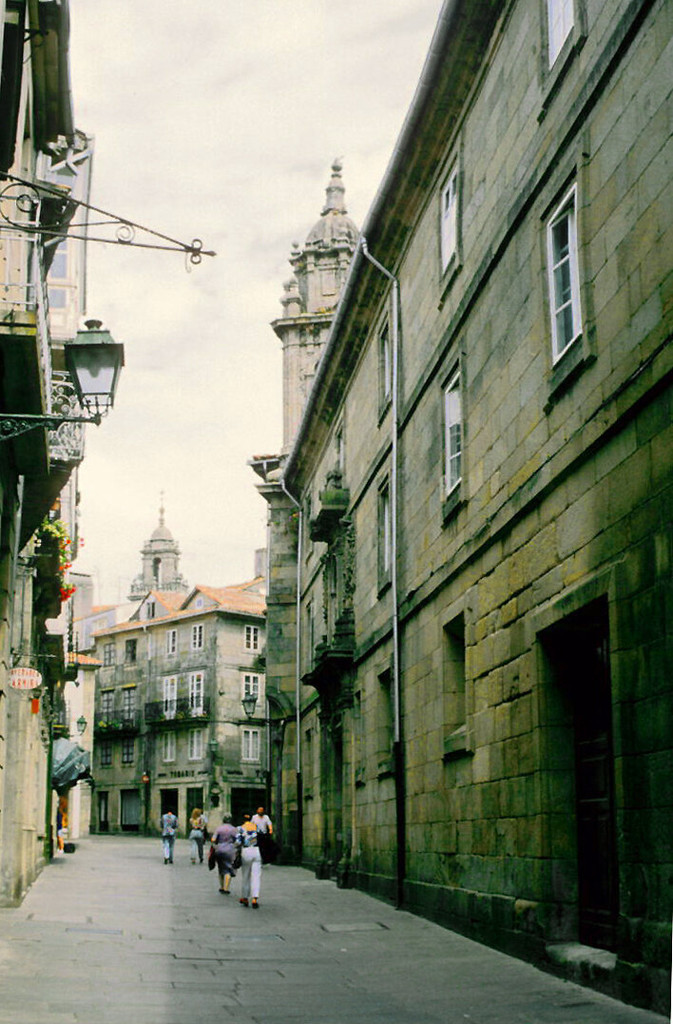 Santiago de Compostela, Rúa das Orfas con el Convento de las Huérfanas