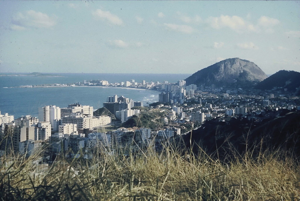 Arquitectura da cidade com vista para a Baía de Guanabara, de um ponto de vista elevado