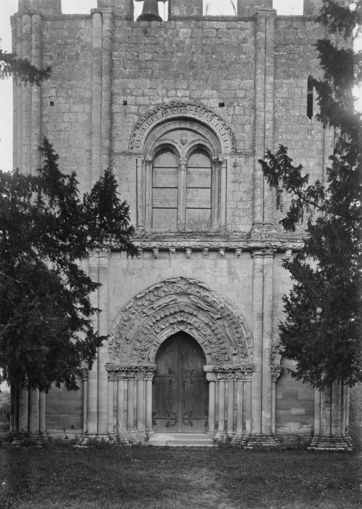 Abbaye de Blasimon. La façade occidentale de l'église Saint-Nicolas