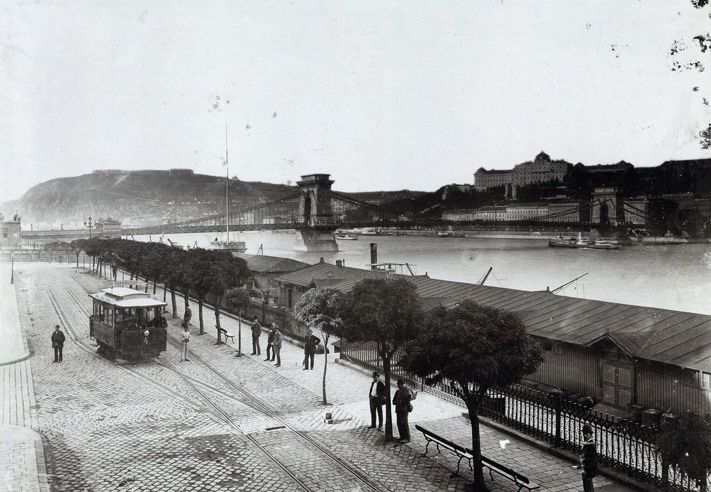 Villamos-végállomás és a teherhajó kikötő raktárai a Rudolf rakparton az Arany János utca torkolatánál
