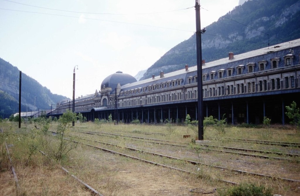 Gare internationale de Canfranc - le côté du quai français (1994)