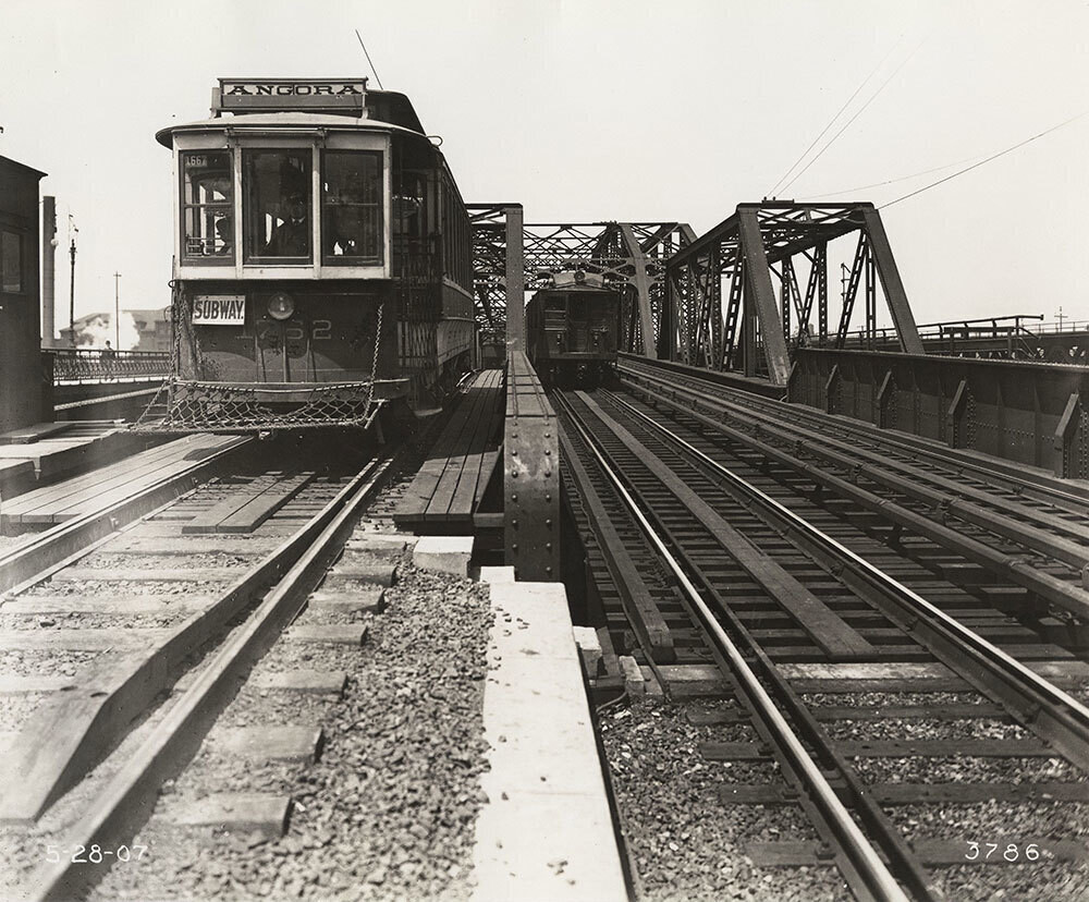 Trolley and Market Street subway crossing the Schuylkill River