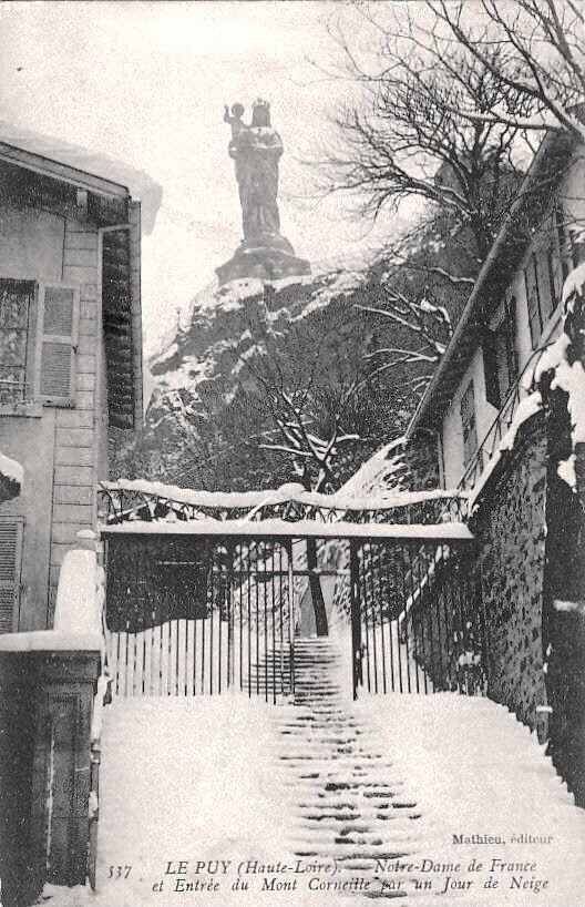 Notre-Dame de France et entrée du Mont Corneille par un jour de neige