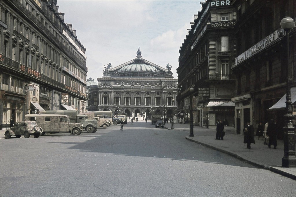 L'Opéra et le parc de voitures allemandes de la Kommandantur
