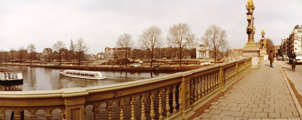 Blauwbrug over de Amstel gezien naar het Waterlooplein