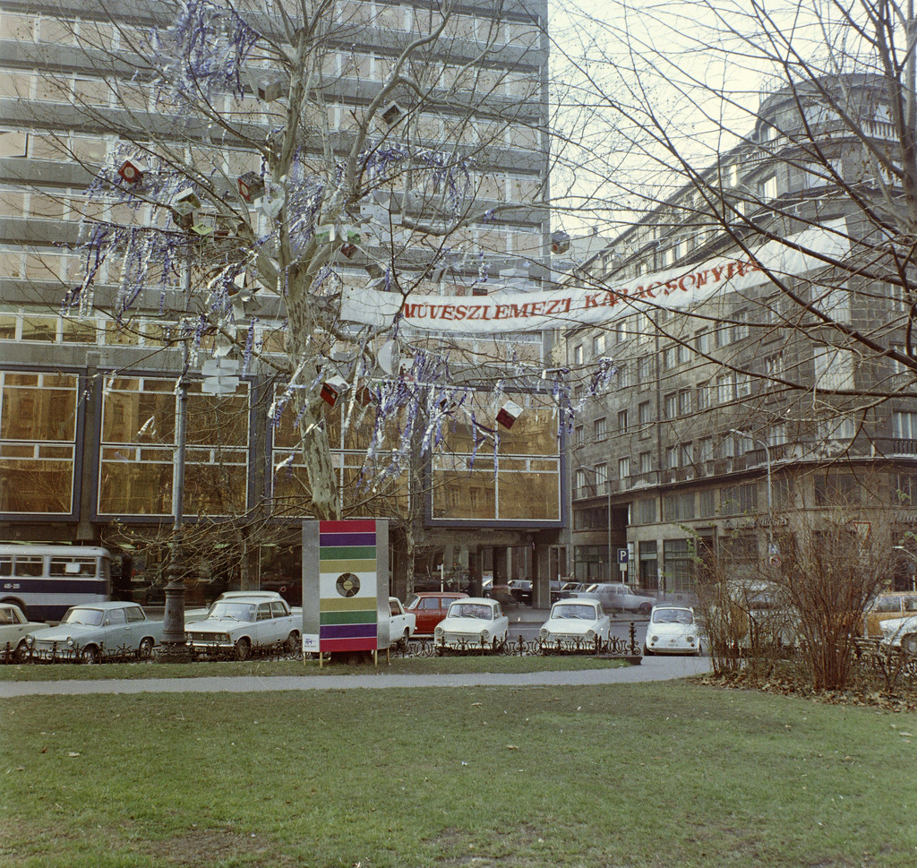 Vörösmarty tér, szemben az ORI (Országos Rendező Iroda) székháza