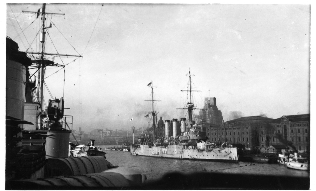 巡洋舰Izumo在旺宝木上，拍摄了法国战舰Lamotte-Picquet