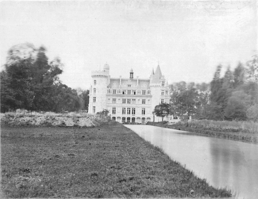 Château de la Mothe-Chandeniers, la façade arrière et le canal du parc