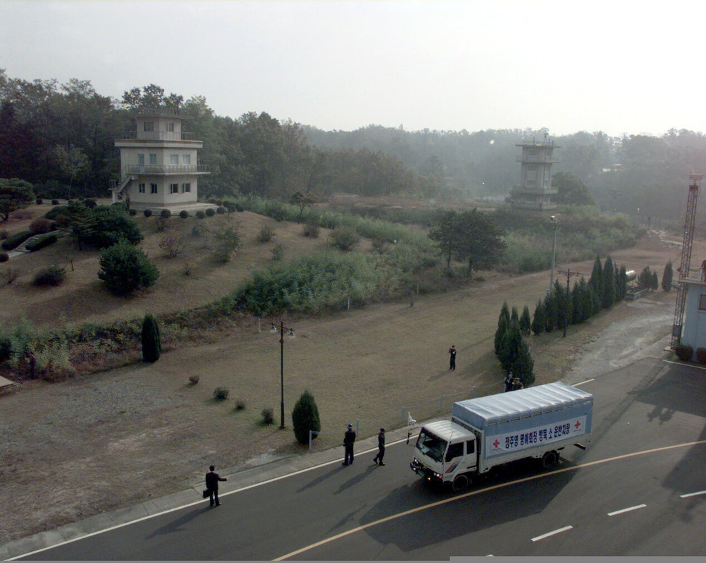 A caravan of 501 cattle and 50 vehicles enter North Korea in front of Panmungak from Panmunjom