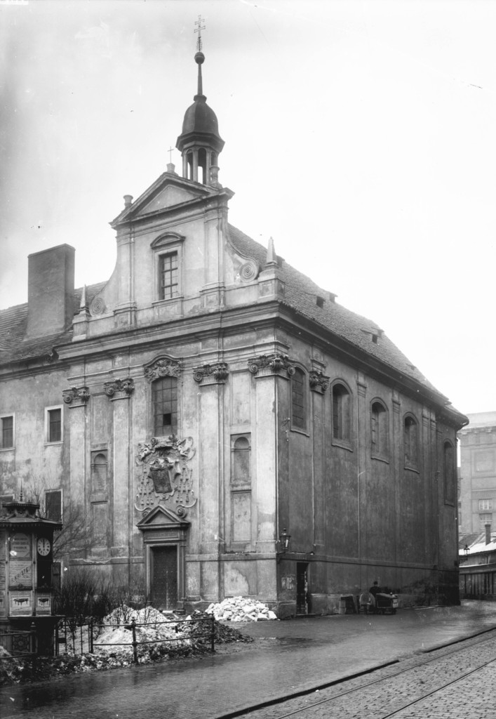 Celkový pohled z Celetné ulice na kostel sv. Vojtěcha u Prašné brány na Starém Městě před zbořením