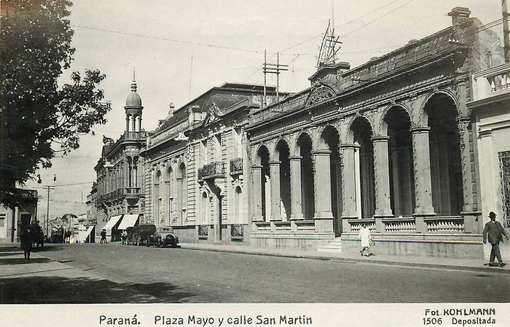 Paraná. Calle San Martín frente a la Plaza 1 de Mayo