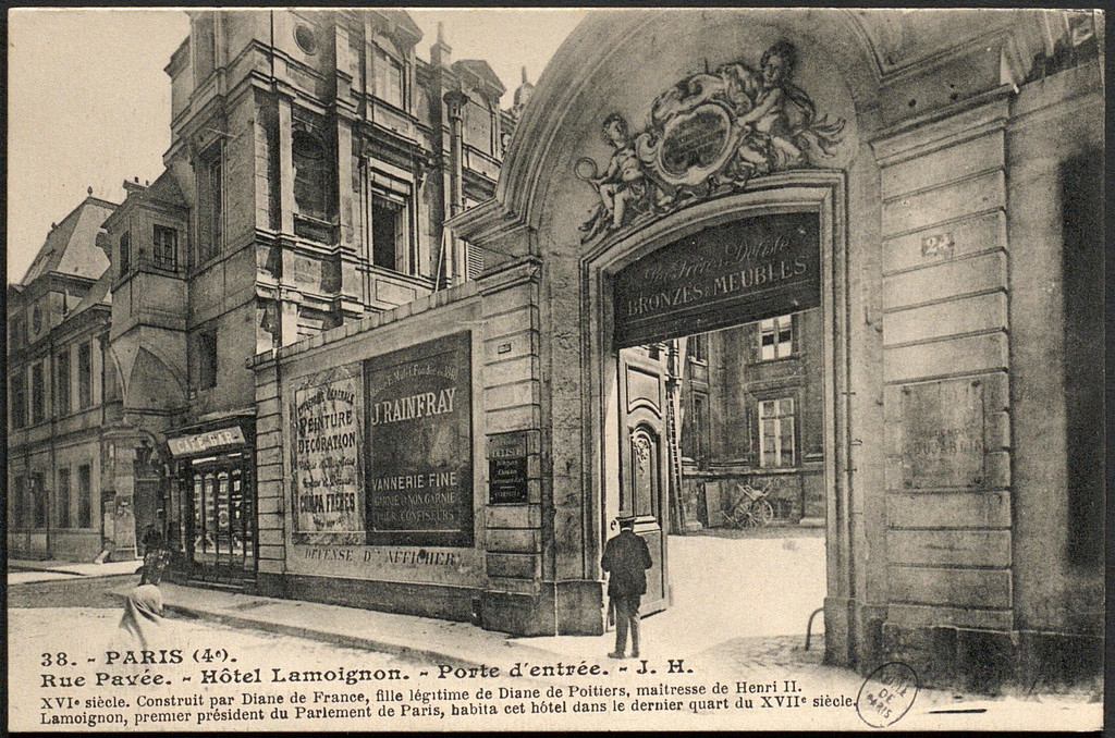 Rue Pavée. Hôtel Lamoignon. Porte d'entrée