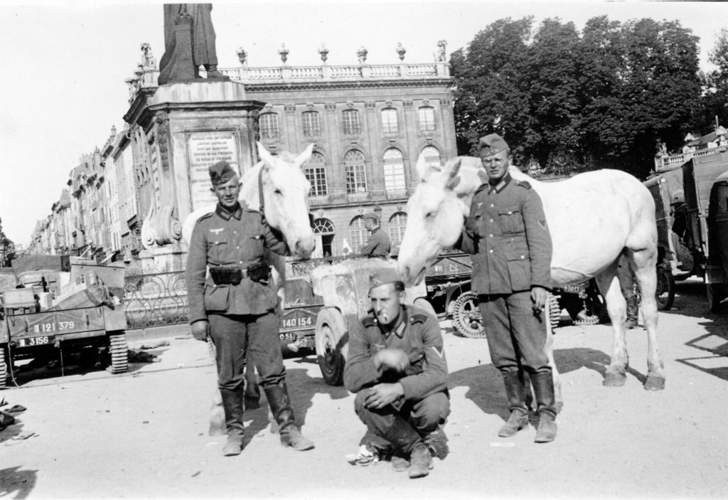 Nancy, German soldiers with white horses on the Place Stanislas