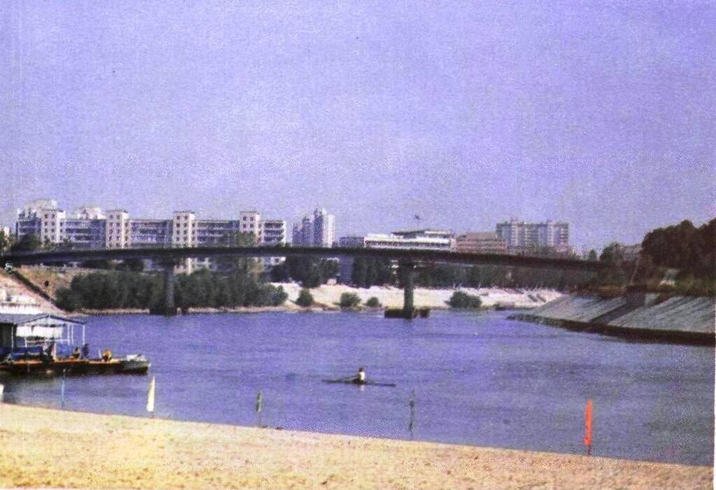 Vezi de podul de la plaja orașului