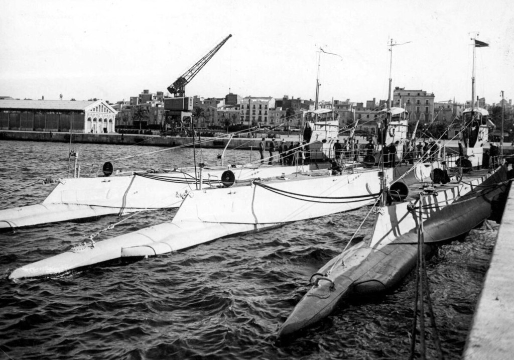 Tres Submarinos Españoles de la serie B en el puerto de Tarragona