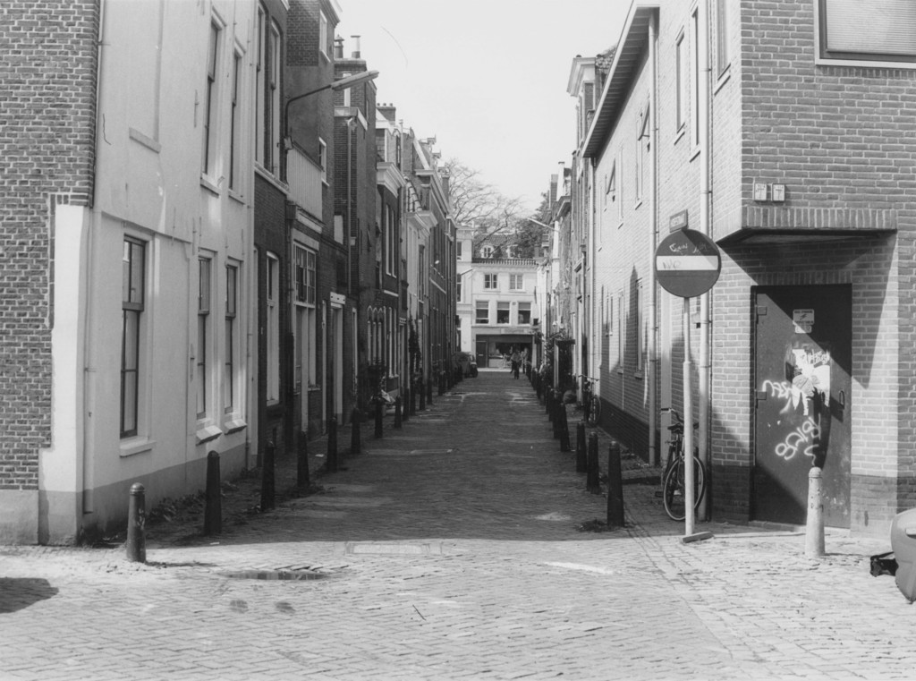 Hoefstraat gezien van de Sint Jacobsgracht naar het westen naar de Doezastraat