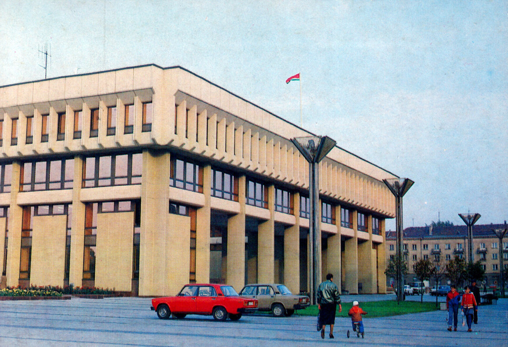 Iš iš Lietuvos Tarybų Socialistinės Respublikos Aukščiausioji Taryba prezidiumo pastatas