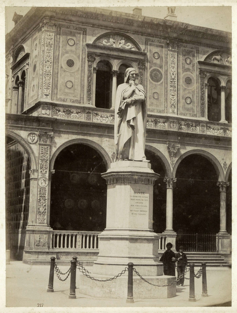 Statua di Dante Alighieri
